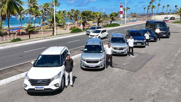 carros de trnsfer da bahia terra turismo e seus motoristas visto do alto