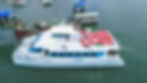 Catamara embarcando os passageiros em morro de sao paulo
