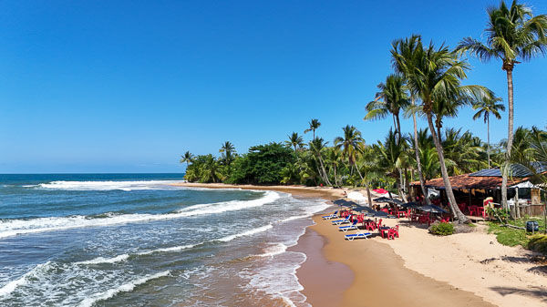 cadeiras a beira mar em tres coqueiros na cor vermelha