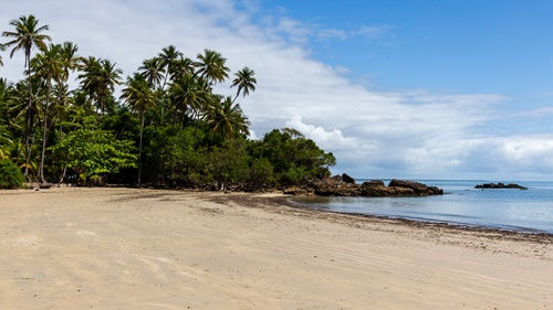 Linda vegetação e mar calmo repleto de piscinas naturais na Praia de Tassimirim - Boipeba