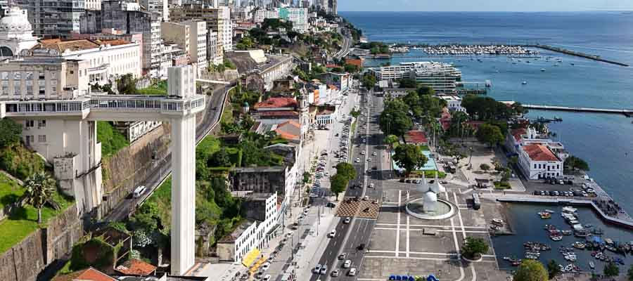 vista maravilhosa do elevador lacerda e baia de todos os santos atraçoes