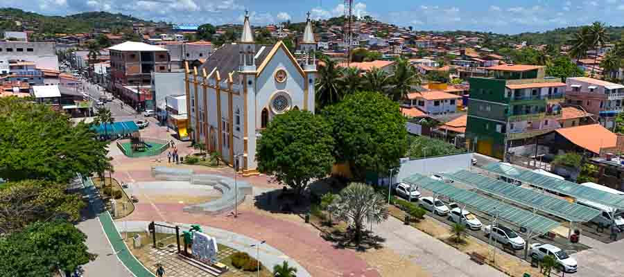 igreja branca e amarela com arvores ao redor vera cruz mar grande