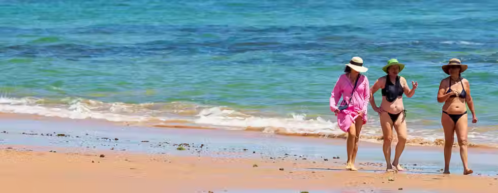 12 cuidados com o cabelo na praia para ficar radiante