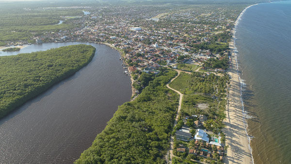 Mar calmo, rio leve. Prado bahia terra turismo