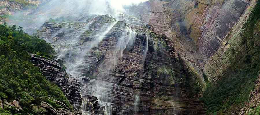 veu de noiva formado na cachoeira da fumaça vale do capao