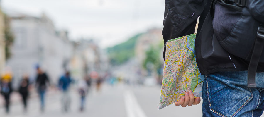 homem segurando mapa na mao na rua