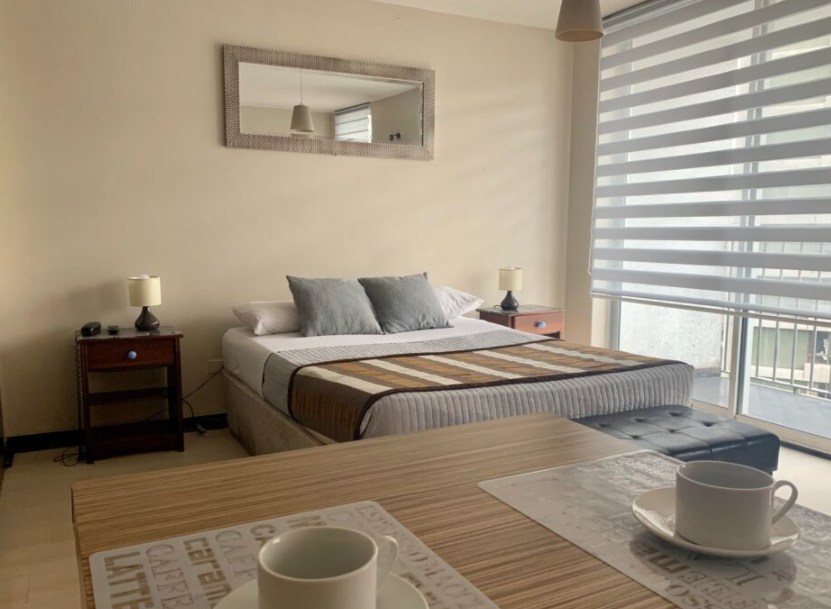 Un departamento amoblado te ofrece mayor privacidad y amplitud que la habitación de un hotel