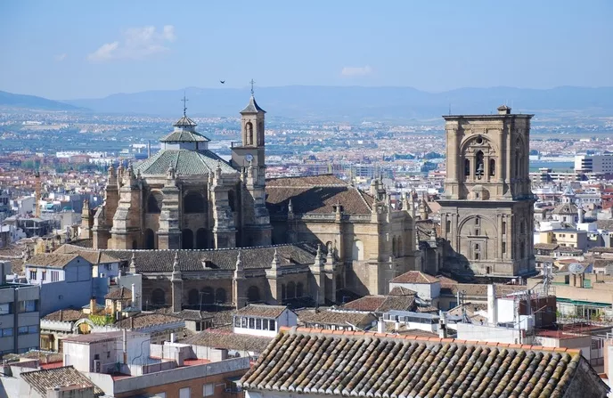 Vista de la Catedral renacentista de Granada con la ciudad a su alrededor