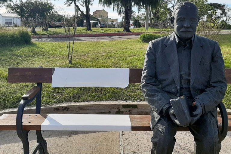 Estatua del escritor en la ciudad de Paso de los Toros