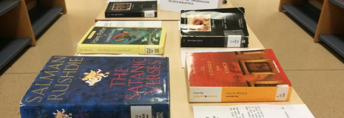 Por suerte, cada vez son menos los libros censurados, por lo que ahora es posible encontrar muchos de ellos en los estantes de una librería... aunque sea varios años después