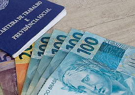 carteira-de-trabalho-e-dinheiro-freepik-3.jpeg