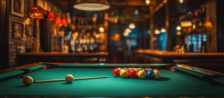 Vriendengroep speelt samen pool tijdens een avondje uit