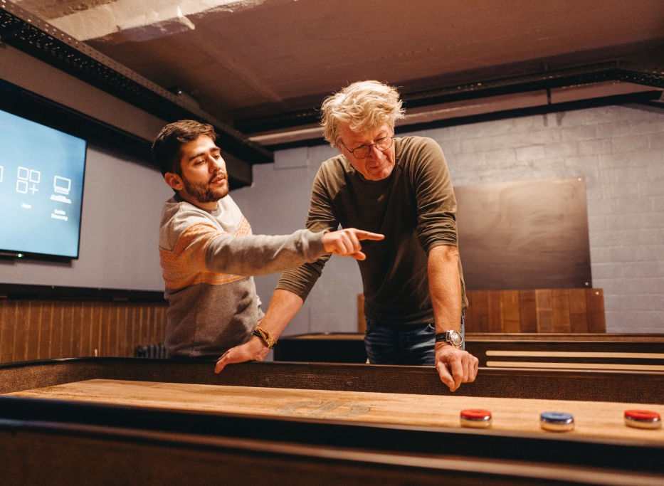 Houten shuffleboardtafel met scorevakken bij The Madhouse Tilburg