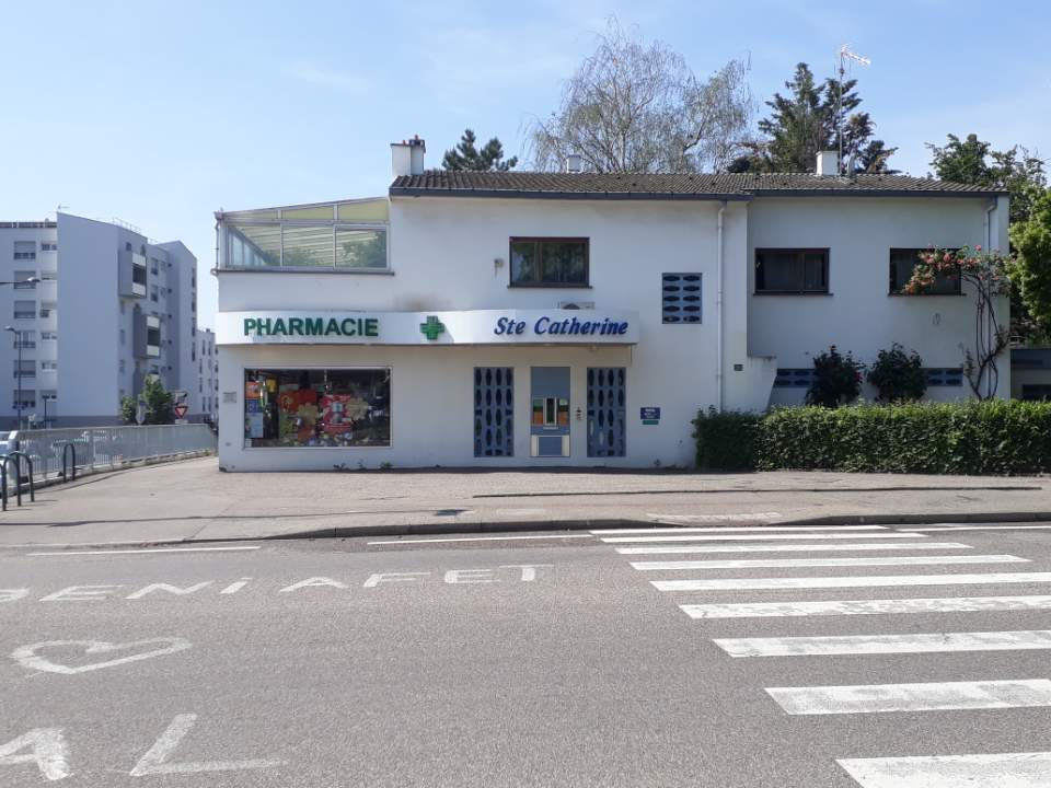 pharmacie vue de l'extérieur