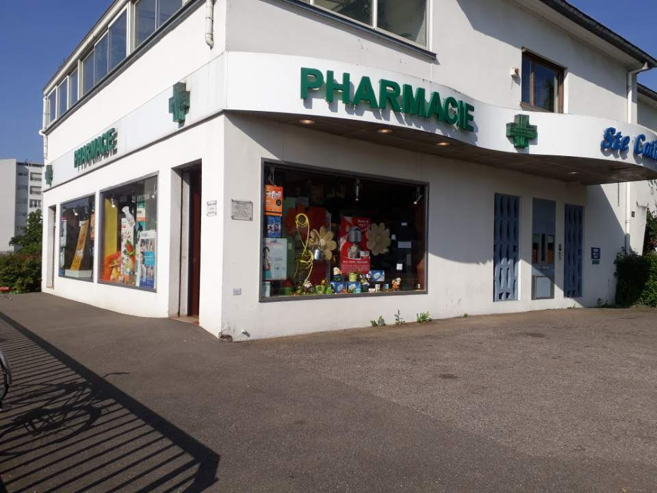 pharmacie vue de l'extérieur