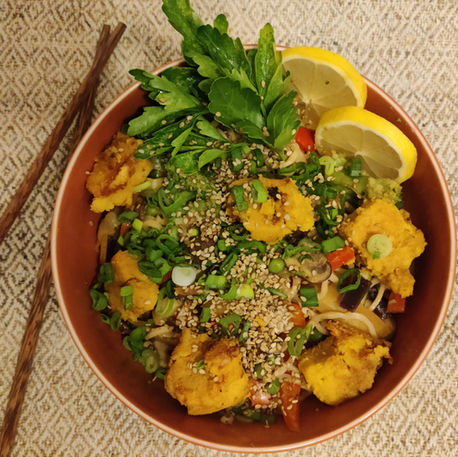 Gebratene Nudeln mit knusprigem Kichererbsen-Tofu 
