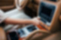close-up-woman-changer-de-vitesse-sur-la-boite-de-vitesses-en-voiture.jpg