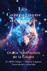 une face de loup blanc sur fond bleuté foncé. Carte couverture de l'oracle de la Gitane, les compagnons de voyage.