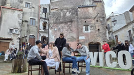 TRA CINEMA E MEMORIA: GLI STUDENTI DELL’IIS PUBLIO VIRGILIO MARONE RACCONTANO AL FESTIVAL MÒNDE IL RITO DEL MATRIMONIO NEL CUORE DEL GARGANO