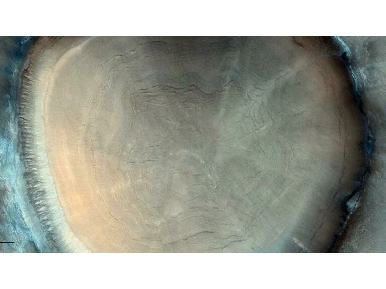 Mars'ta su var mı? Avrupa Uzay Ajansı'ndan çarpıcı krater fotoğrafı