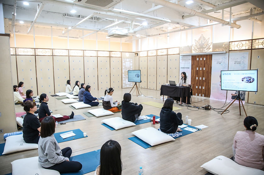 요가강사자격증 선택 기준을 설명하는 RYTK300+ 요가강사 교육 현장