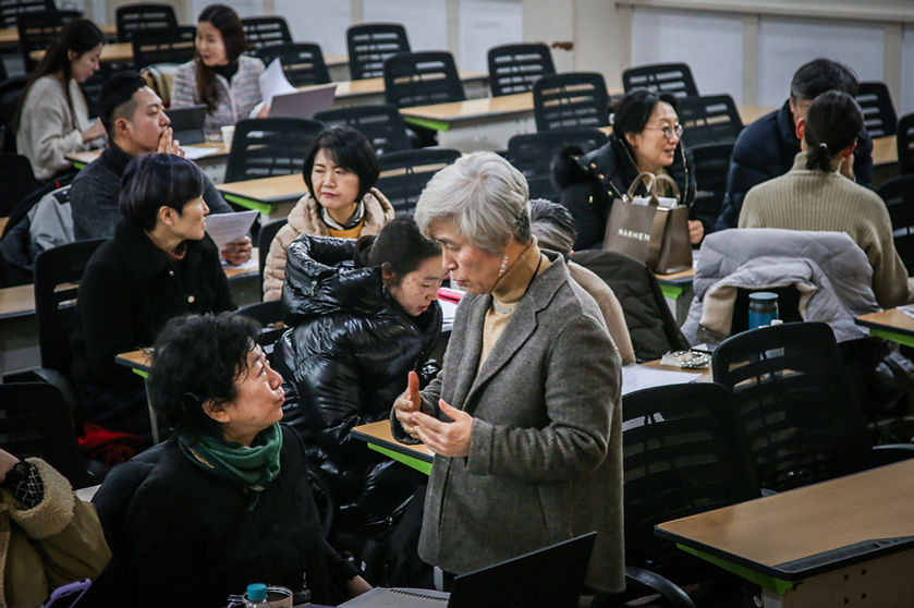 MPA필라테스 정기총회에서 발표자가 강연을 진행하는 모습