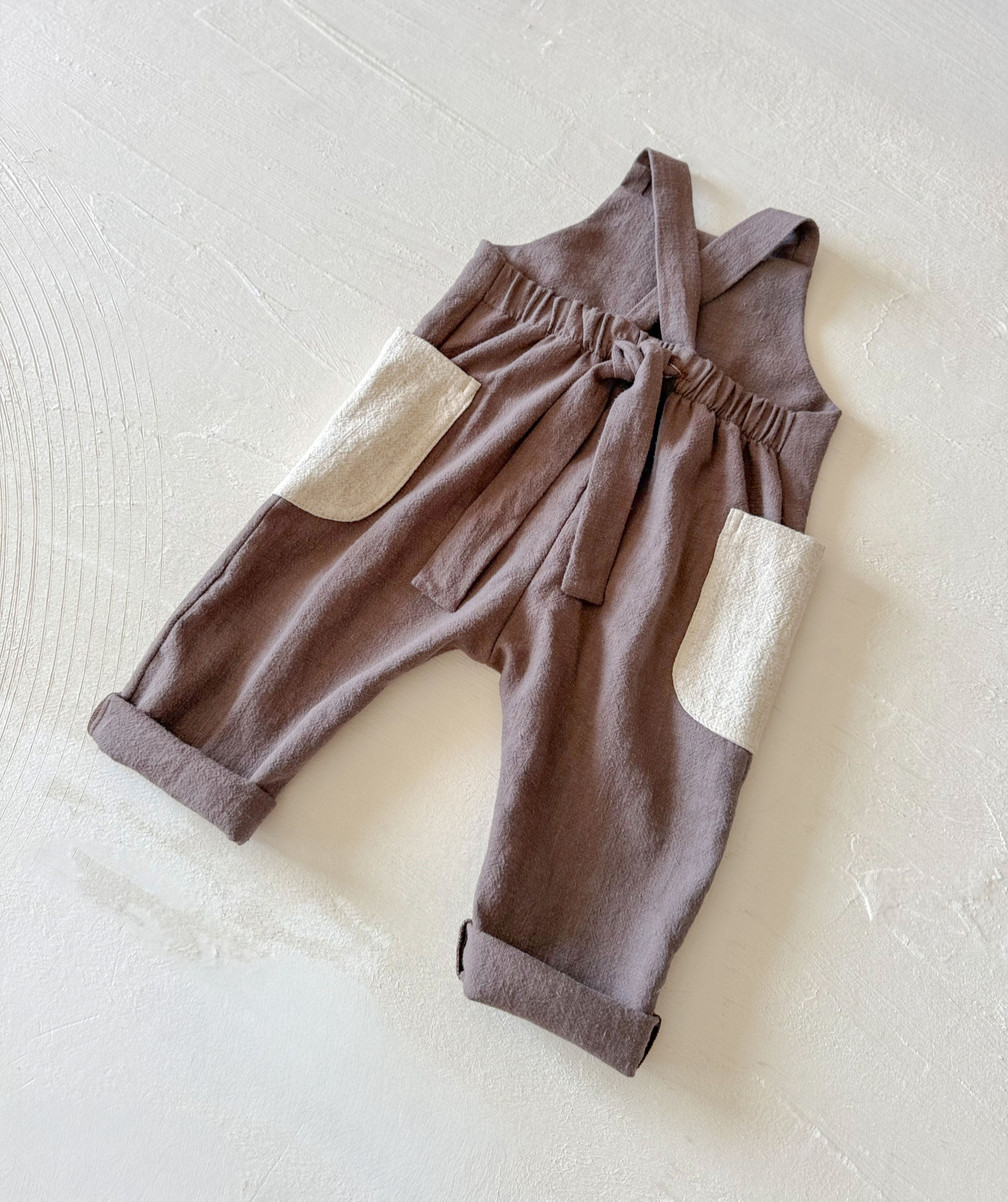 Macacão comprido ajustável com bolsos