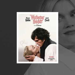 wuthering heights film poster met regiseur Emerald Fennell op de achtergrond