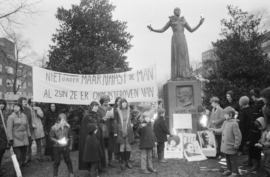 Dolle Mina viert haar eenjarig bestaan bij het Wilhelmina Drucker Monument, 30 januari 1971.