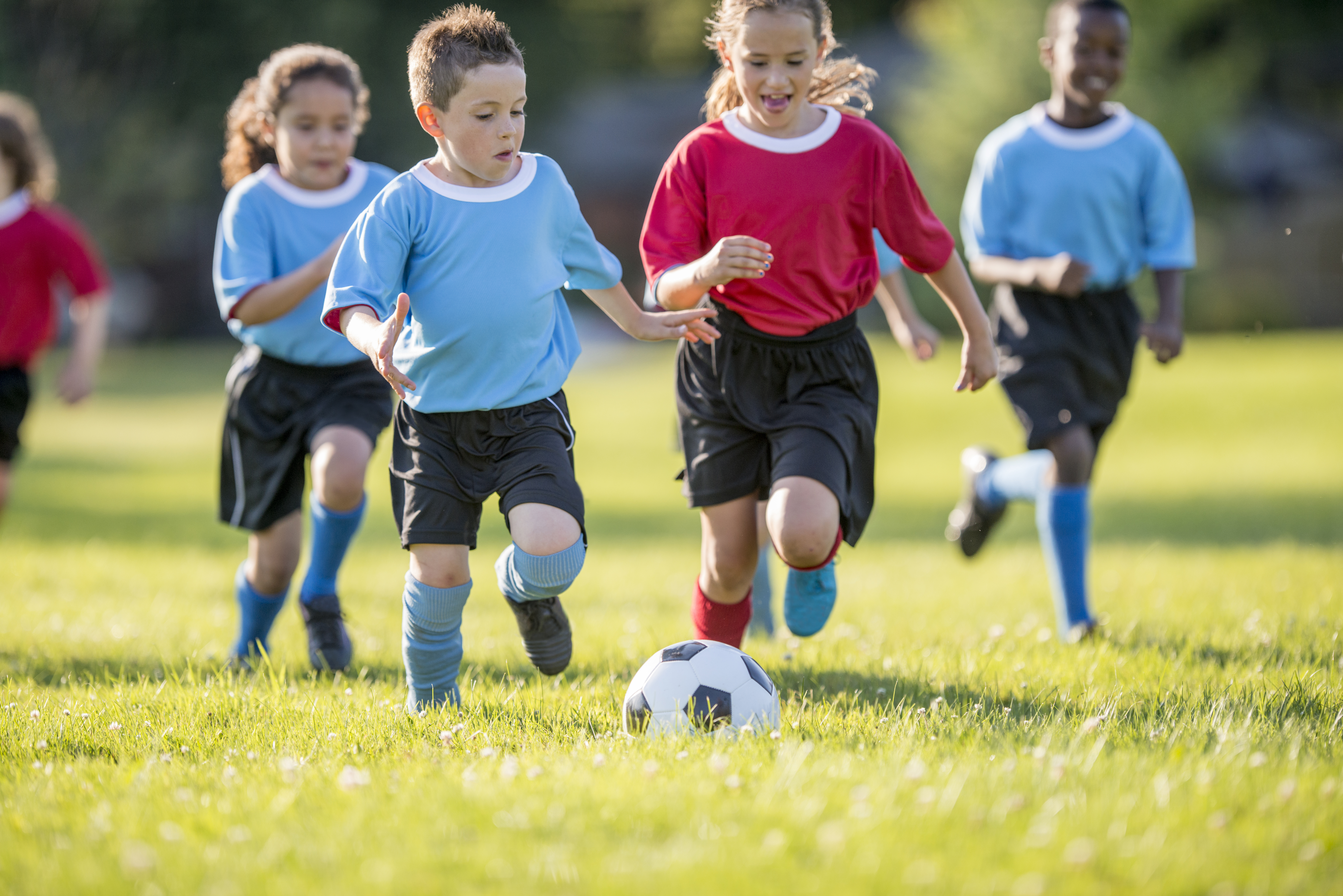 Kinder spielen Fußball