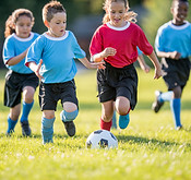 サッカーをして子供たち