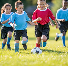 Kinder spielen Fußball