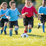 Kinder spielen Fußball