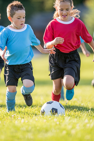 Kinderen die Voetbal spelen
