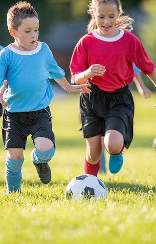 Kinderen die Voetbal spelen