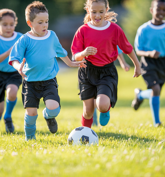 Niños que juegan a fútbol