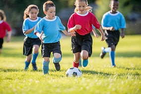 サッカーをして子供たち