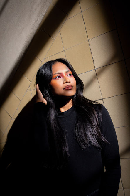 Frau im Sonnenabendlicht im Treppenhaus