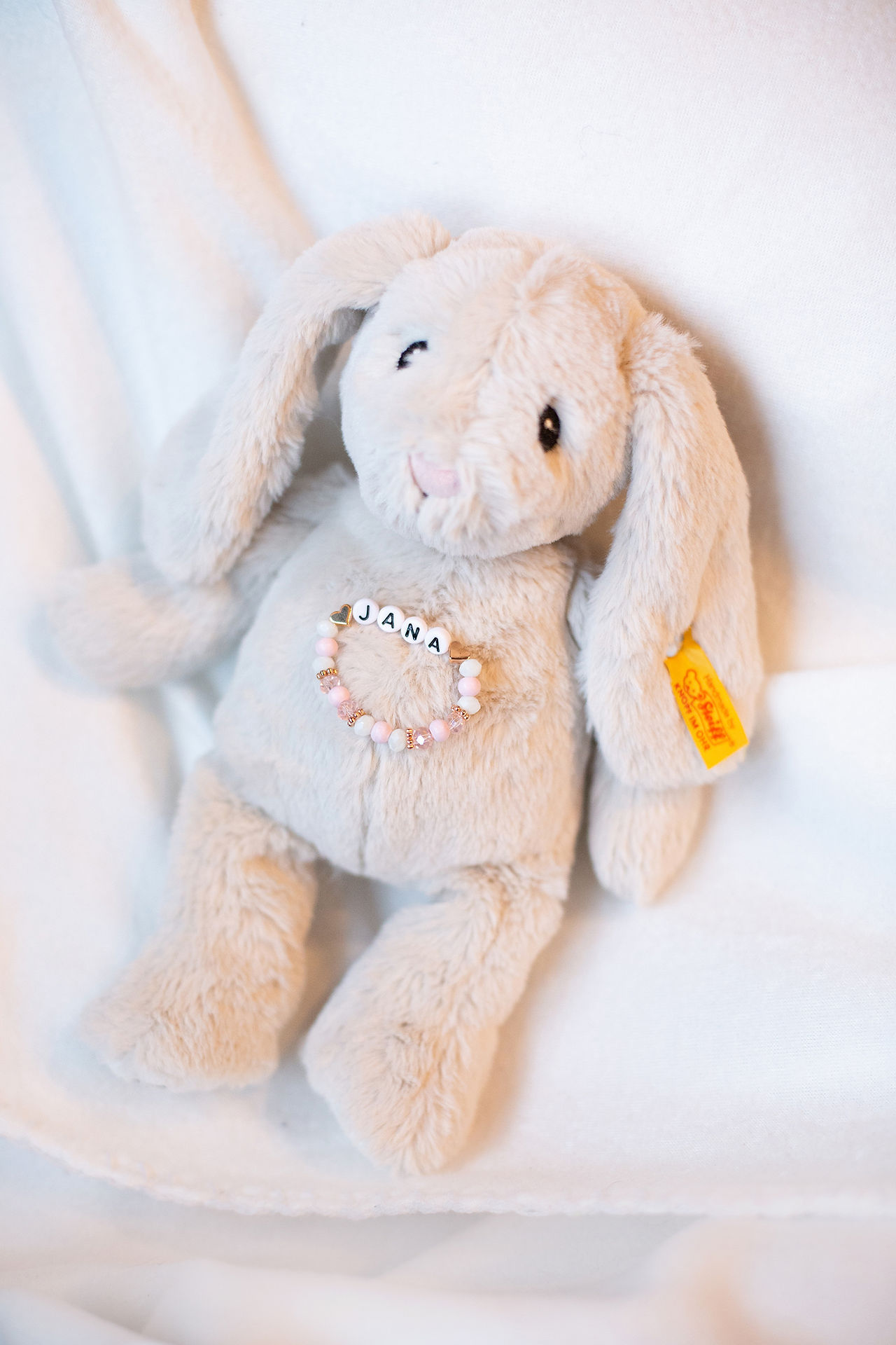Stoffhase mit Armband mit Name des Babys