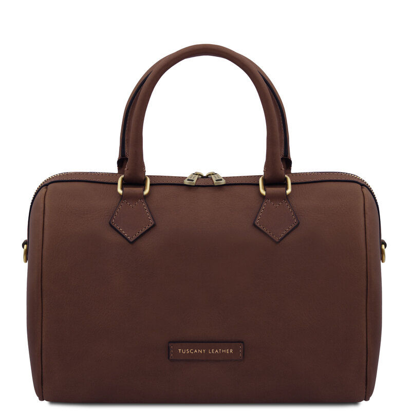 Thumbnail: תיק דאפל יוקרתי מעור איטלקי מבית Tuscany Leather, בעיצוב אלגנטי, קומפקטי ונקי עם נוכחות של תיק פרימיום אמיתי.