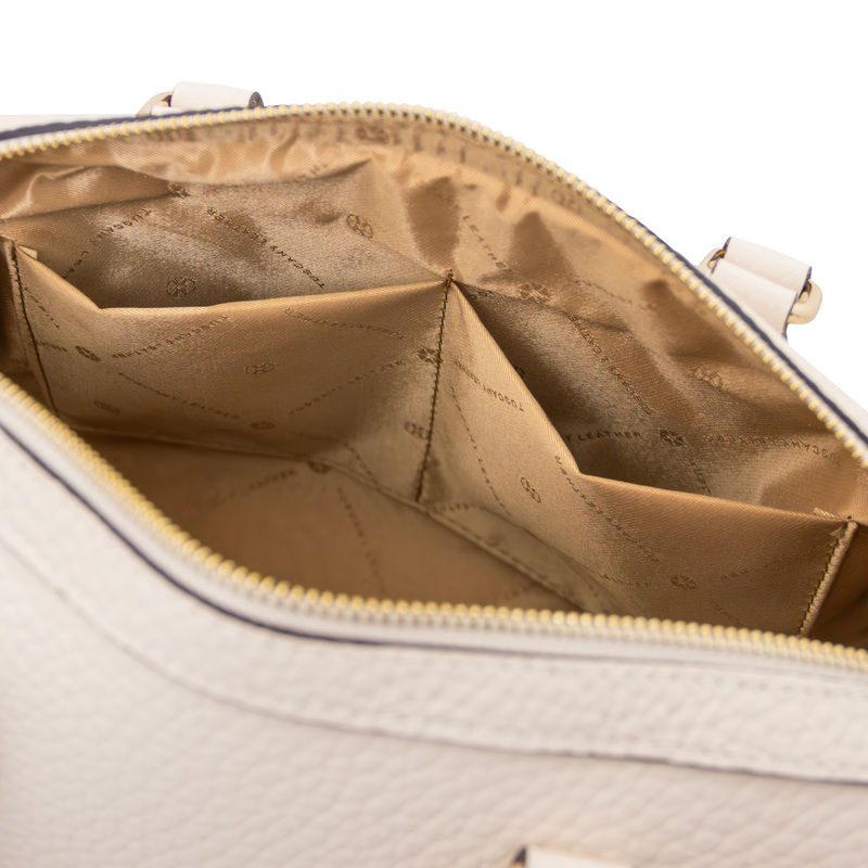 Thumbnail: תיק עור לנשים בסגנון Duffle Bag