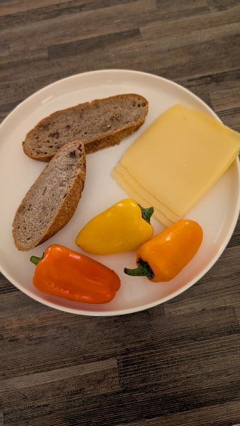 Weils jetzt echt schon zu spät ist um was "gscheites" zu kochen, muss Brot und Käse herhalten.