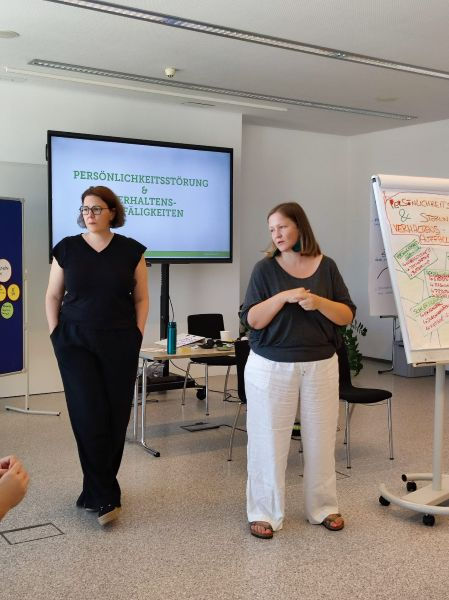 September: Eines der letzten und für mich tollsten Module, meiner Ausbildung zur Lebens- & Sozialberaterin. Gemeinsam mit meiner Langzeitausbildungsfreundin Karin Schönhofer (wir haben uns 2006 beim Studieren kennengelernt) und Trainer-Kollegen Peter Grabuschnig durfte ich das Thema „Persönlichkeitsstörungen“ präsentieren.