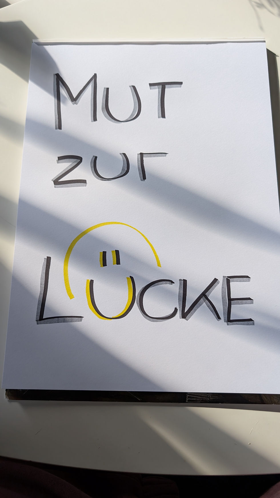 Plakat mit aufschrift "mut zur lücke"
