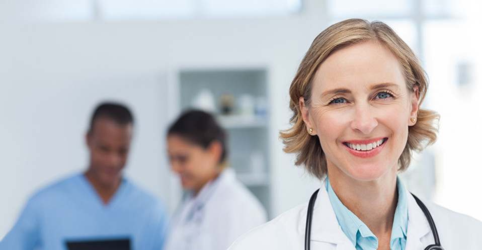 Mujer médico en el color