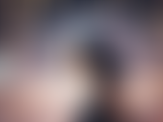 Profilo di donna con cervello trasparente e luminoso, con connessioni neurali evidenziate. Rappresentazione dell'asse intestino-cervello e dell'impatto del microbiota sulla qualità del sonno.