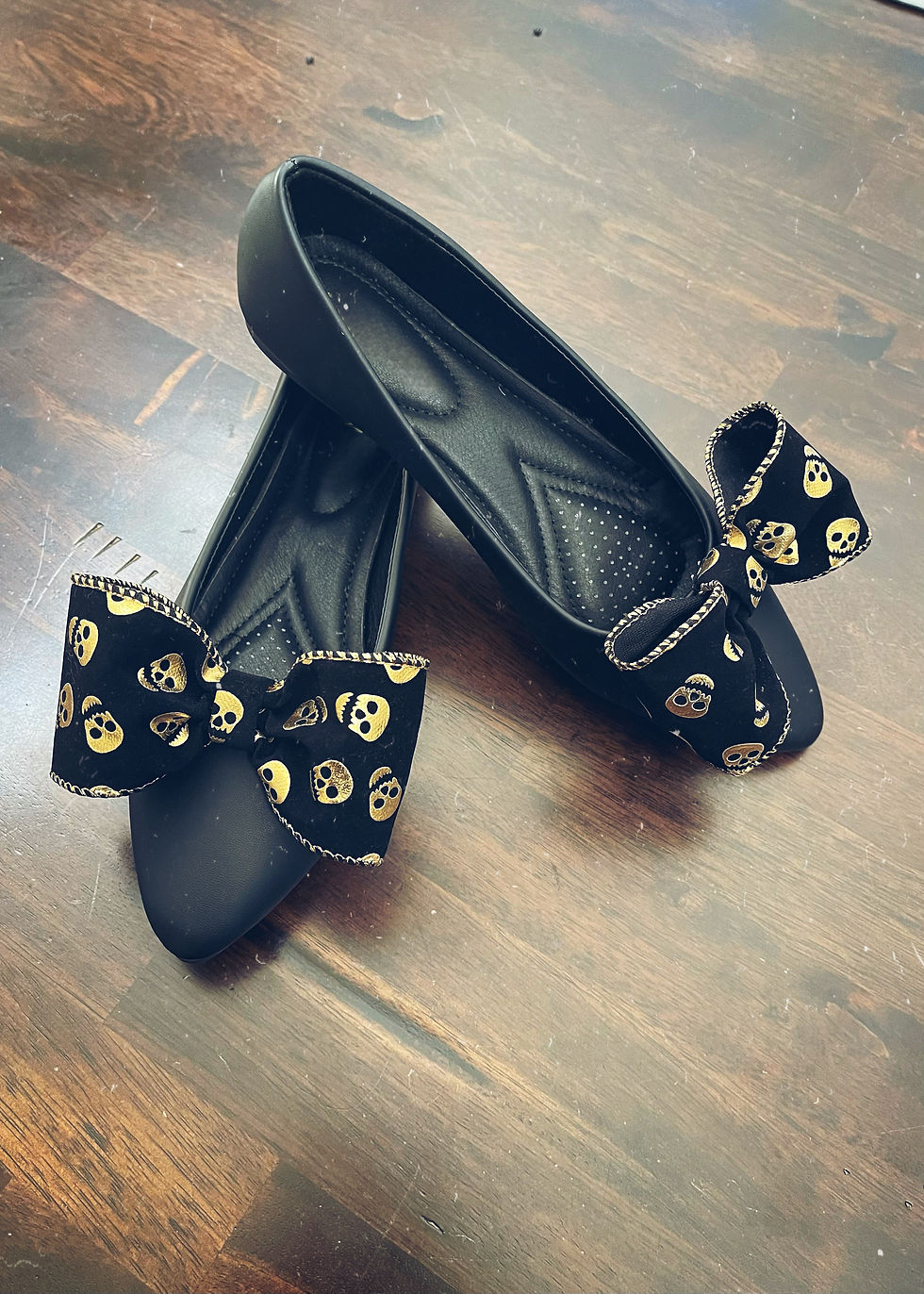 Thumbnail: Glamour Skulls Bow Shoe Clips