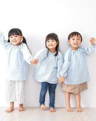 7ヶ月の赤ちゃんが笑顔で座っていて楽しい時間