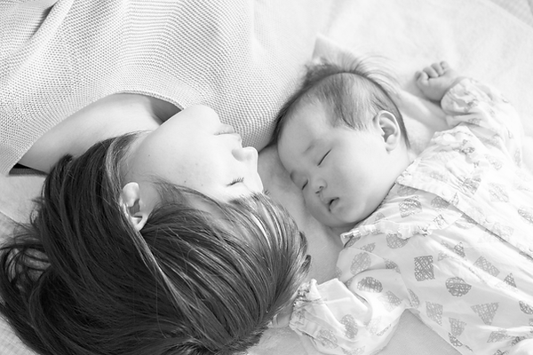 ママと赤ちゃんがぎゅっと顔を近づけて寝ている時間