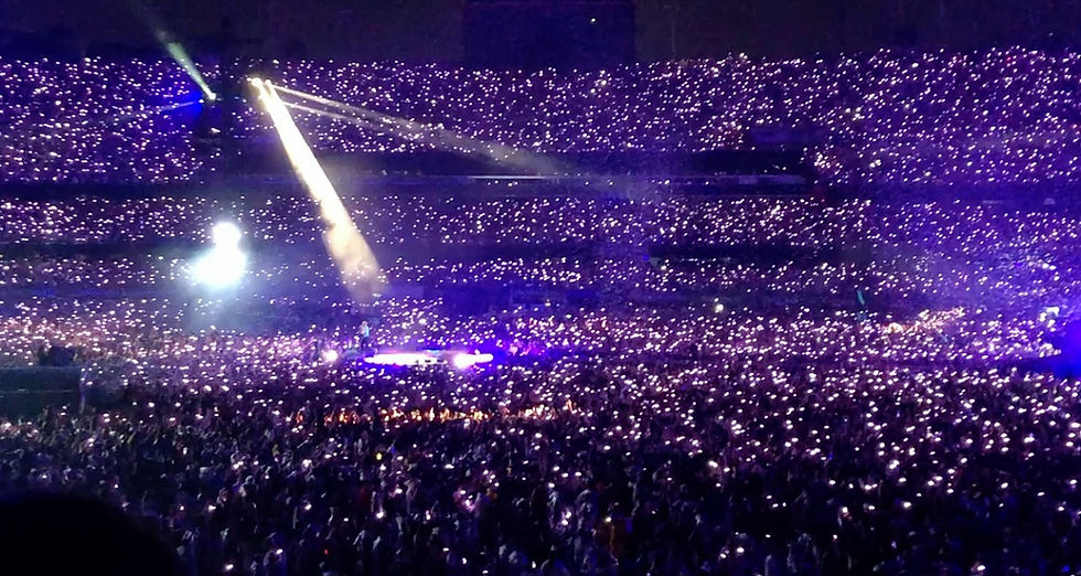 Show de luzes e cores são destaque em concertos da turnê do Coldplay. (Imagem: Acervo pessoal - Gabriela Myller)